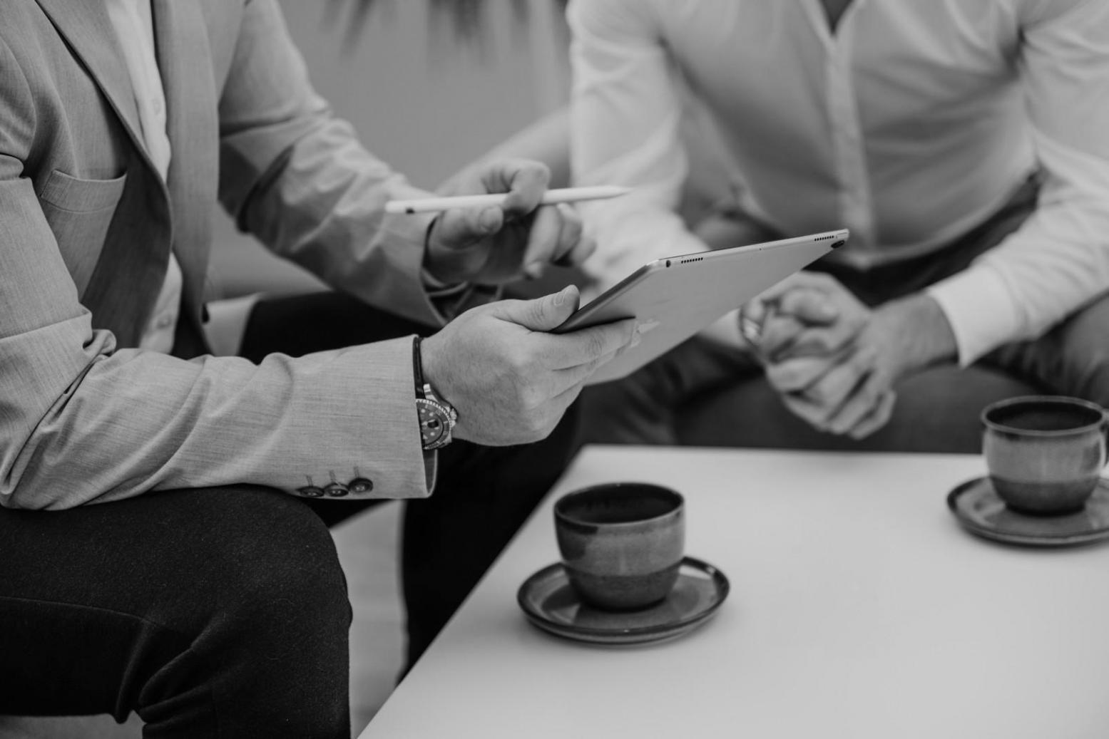 Profesionales analizando datos financieros en pantallas múltiples